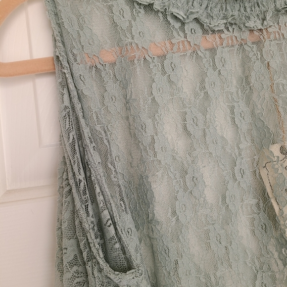 Lace poncho with cold shoulders. - Picture 4 of 8